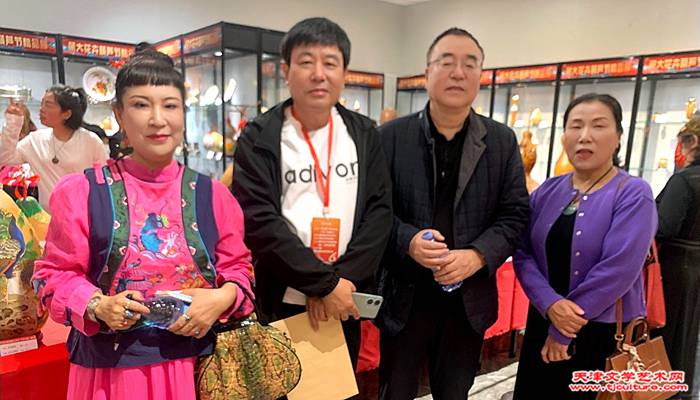 002 黄雅丽、李治邦、刘静华合影