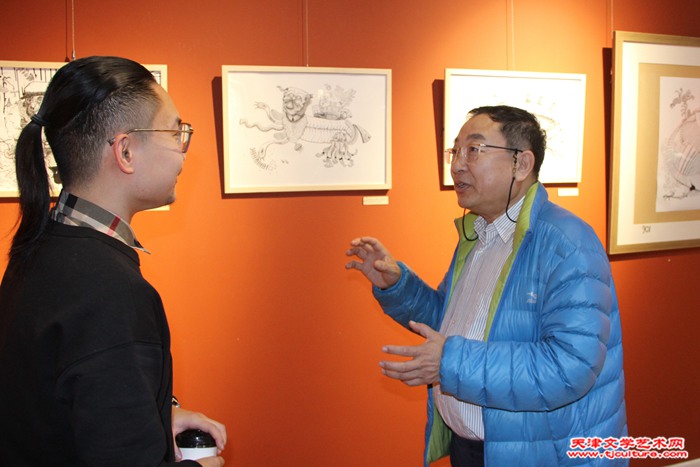 张紫庄向翟博智介绍作品