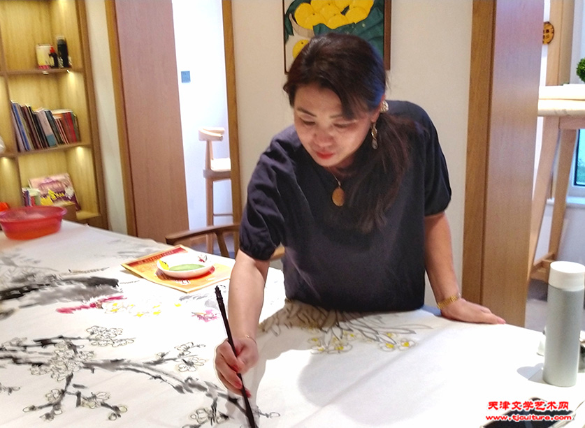 慕昆为成立大会创作国画