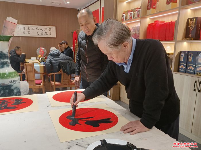 王润昌在活动现场书写大红福字
