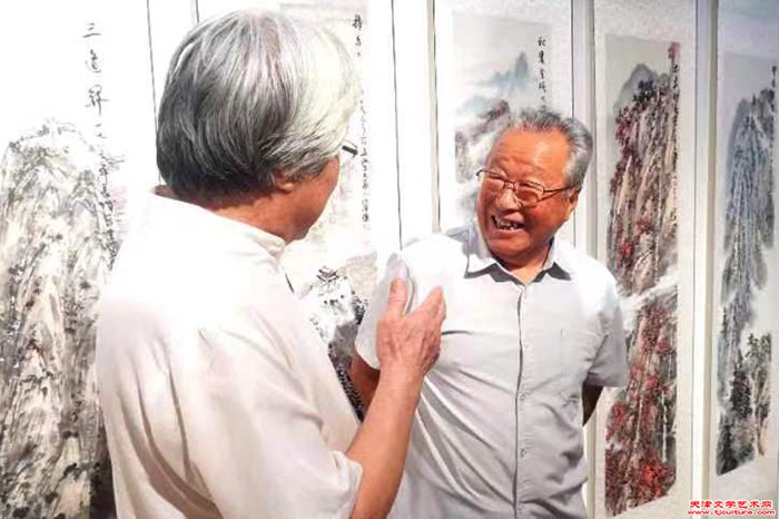 017 在雷金池作品前陈冬至与雷金池交淡。