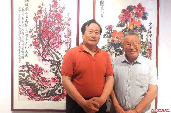 018 在王天胜作品前雷金池与王天胜。