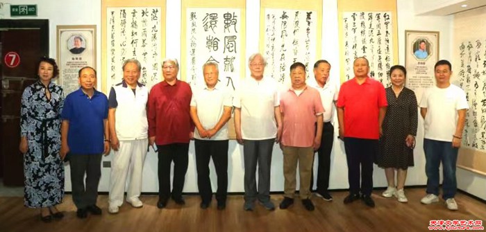019 在杨炳延作品前