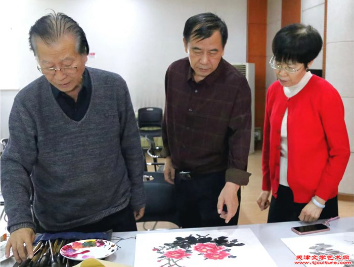 01 东丽美协王体强、吕宝珠和老干部书画爱好者在现场交流