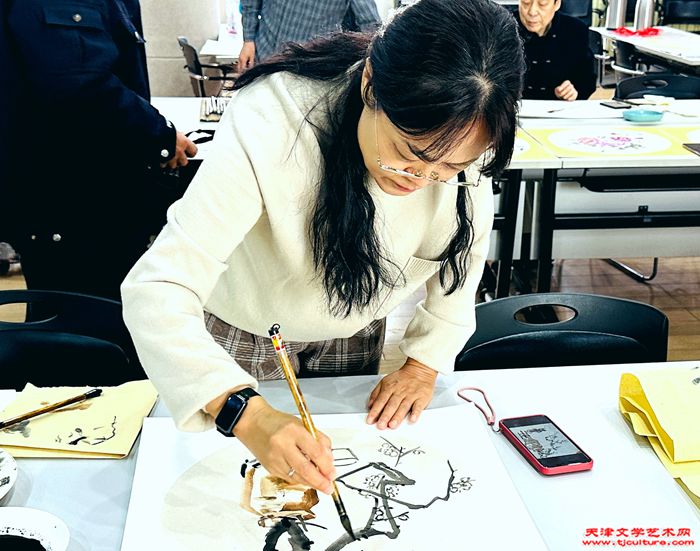 013 区美协花鸟画家刘娟女士