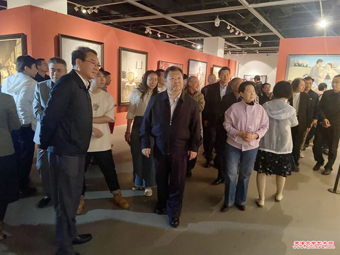 11领导参观展览