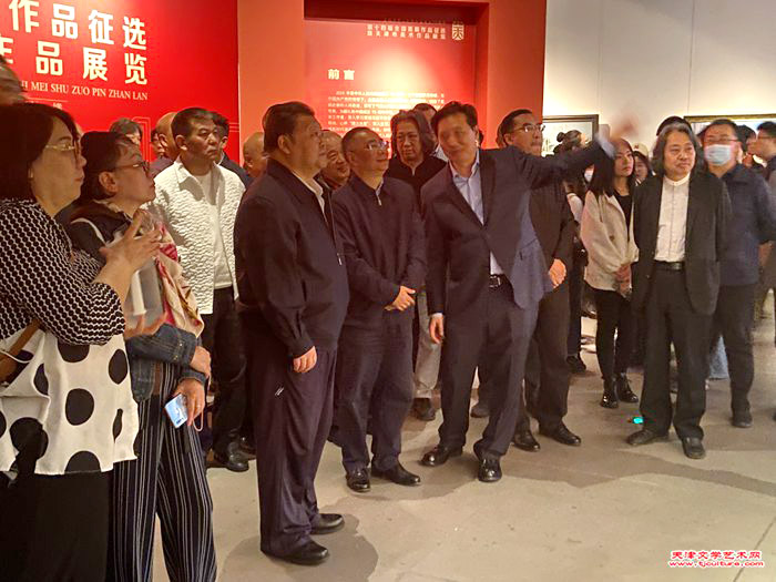 12领导参观展览