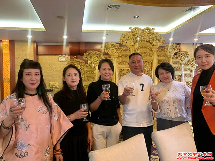 黄雅丽、逄金艳、李知远、王子豪、孙瑜、李悦合影