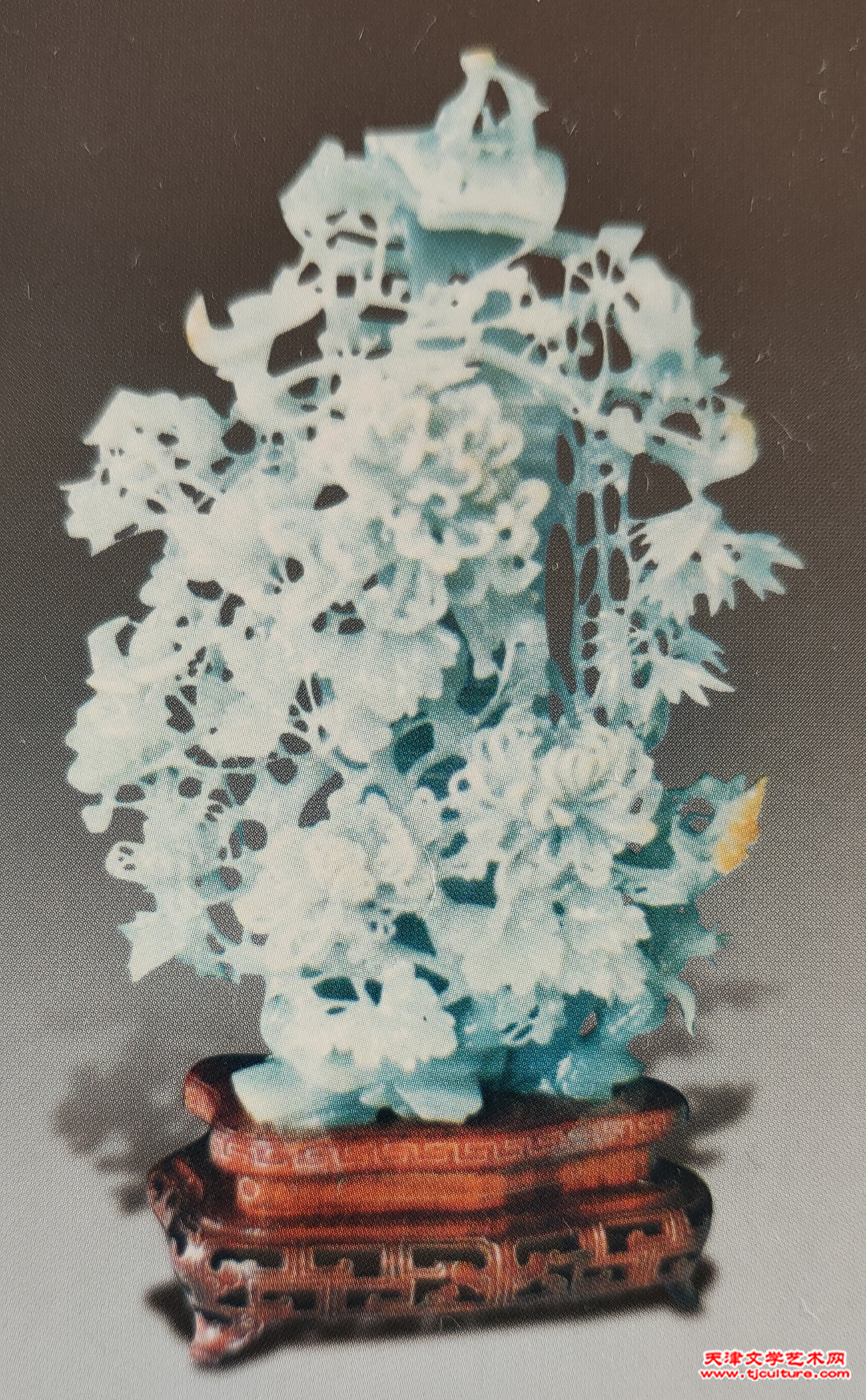 04-3 80年代天津特种工艺品厂玉雕花鸟作品   翡翠《琵琶瓶》