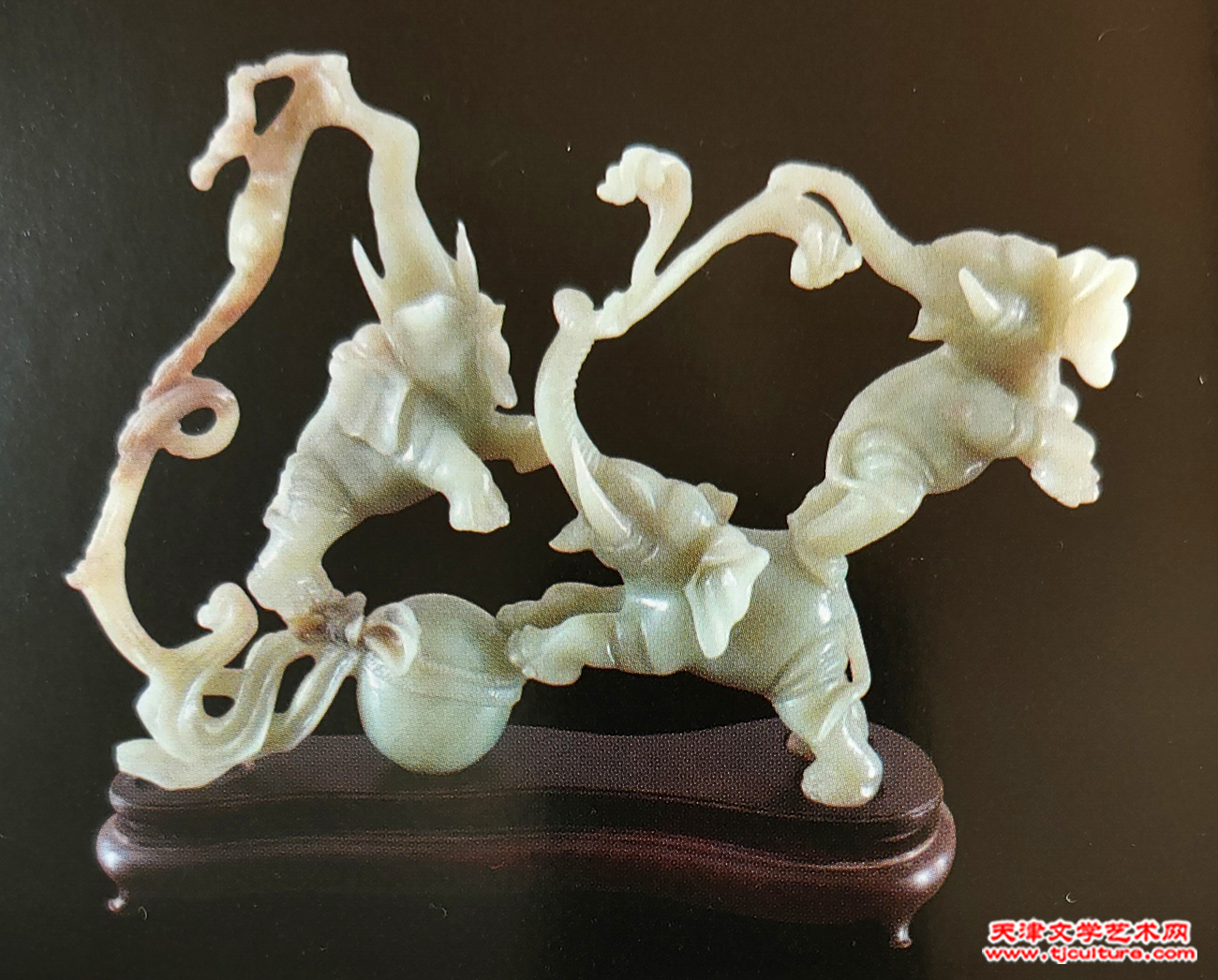 04 -6 70年代特种工艺品厂玉雕动物作品   老玉《群象》