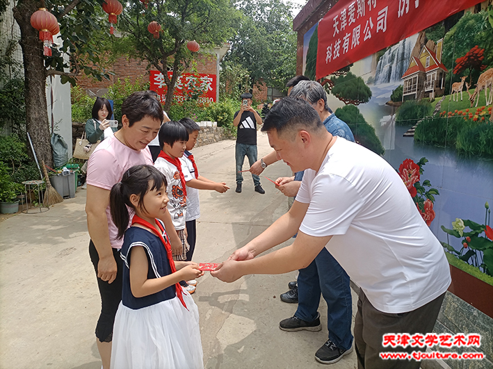 爱心企业家为受捐助学生发放慰问金