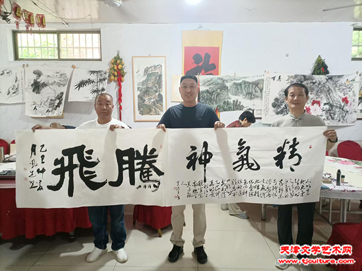 李凤武、张孟坤、于洪生持作品在现场