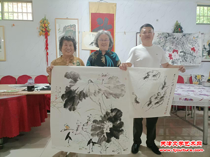 李永琴、刘秀芝、贾海松持作品合影