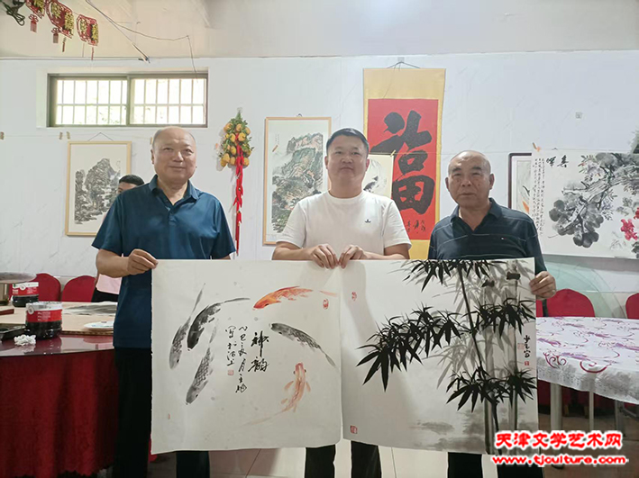 王旭、贾海松持作品合影