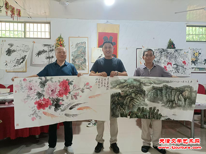 王旭、张孟坤、朱文先持作品合影