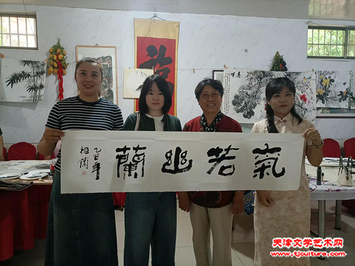袁桂兰（左：三）与书画爱好者合影