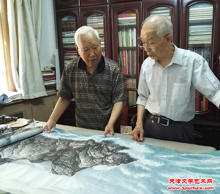 郭文伟向焦俊华老师汇报彩墨海洋画创作