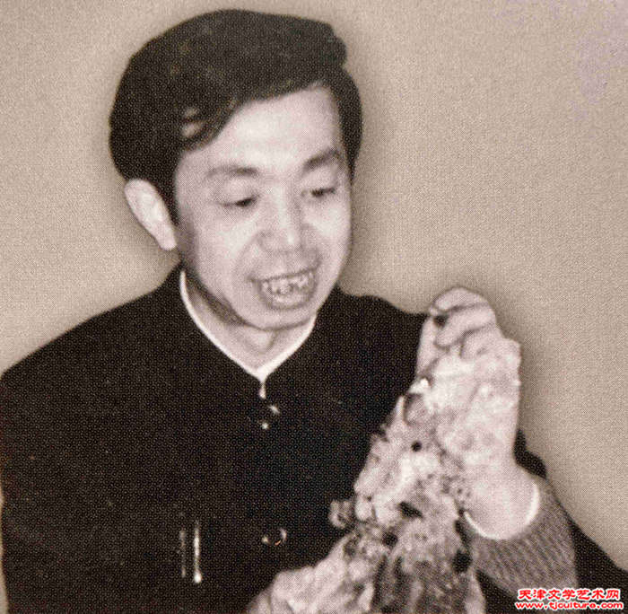 012　图五、张东才在给玉雕件画活