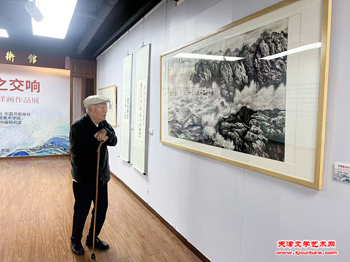 焦俊华先生观审笔者展出的海洋画作品