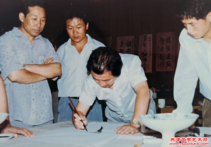 王书平挥毫 王书平挥毫