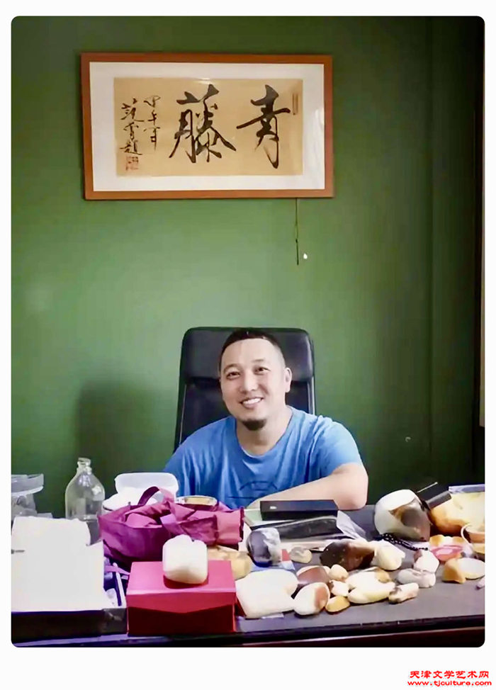 （图三）２、崔磊大师在他的“青藤玉雕艺术工作室”