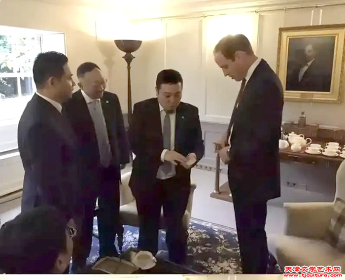 （图六）2、崔磊向英国威廉王子介绍他的作品。