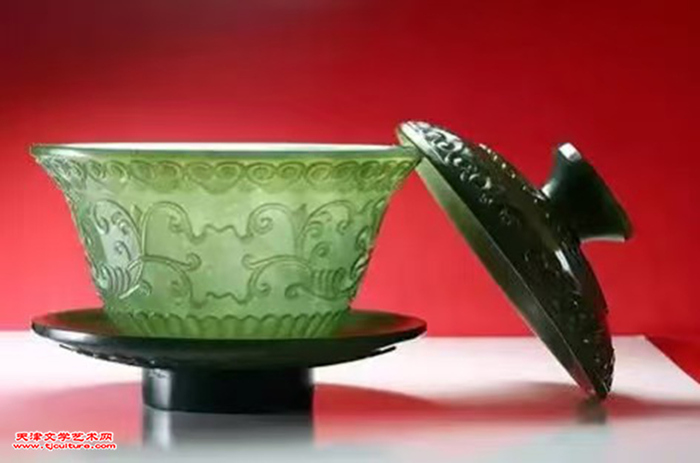 013　(图八)  1 蒋宏利在抖音直播间展示出的玉制茶具等器物     (共三幅照片)