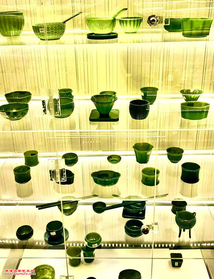 014　(图八)  2　 蒋宏利在抖音直播间展示出的玉制茶具等器物     (共三幅照片)