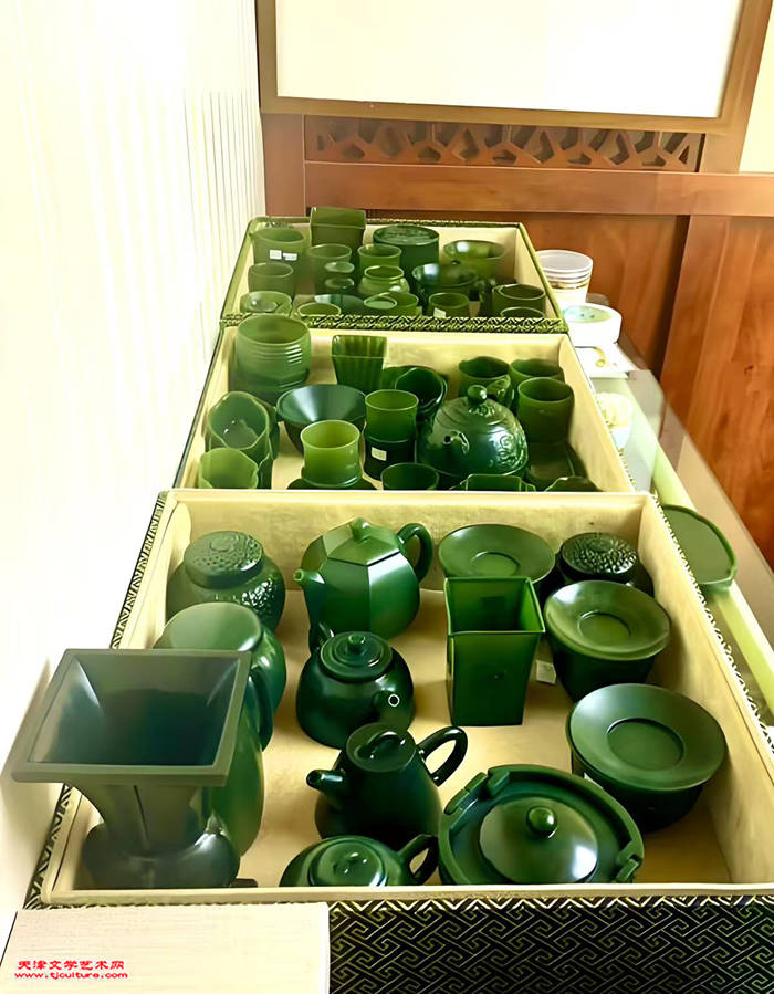 015　(图八)  3 蒋宏利在抖音直播间展示出的玉制茶具等器物     (共三幅照片)